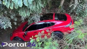Porsche de até R$ 1,2 milhão com placas de Cascavel é encontrado em barranco na PR-491 entre Nova Santa Rosa e Maripá
