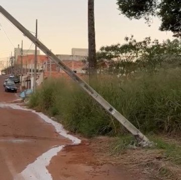 Poste está há mais de 24h quebrado no Belmonte