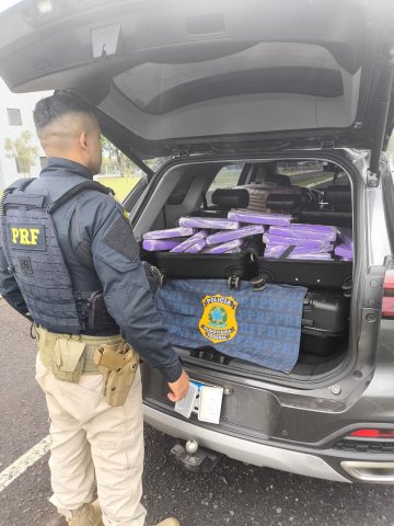 PRF apreende 87 quilos de maconha e prende casal em Santa Terezinha de Itaipu