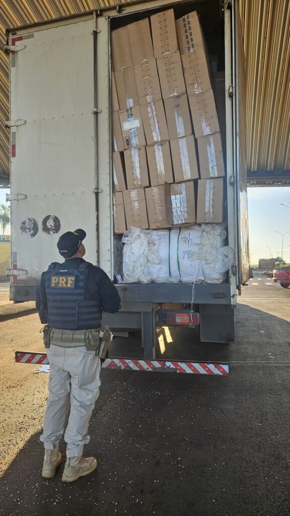 PRF apreende carreta com 325 mil maços de cigarros contrabandeados na BR-163 em Guaíra