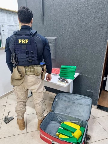 PRF apreende maconha e arma de fogo com passageiro de ônibus na BR-277
