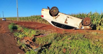Professora capota carro ao desviar de cachorro na PR-589 e escapa ilesa