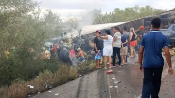 Tragédia na BR-116 deixa 16 mortos após colisão entre caminhão e van na Bahia