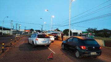 Três carros batem no viaduto da Avenida Rocha Pombo em Cascavel
