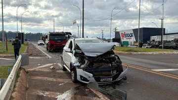 Três carros se envolvem em acidente no Trevo da Portal