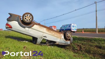 Três veículos se envolvem em acidente na BR-277 em Cascavel; um carro capota