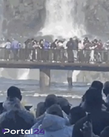 Turista ignora segurança e se arrisca ao pular grade nas Cataratas do Iguaçu