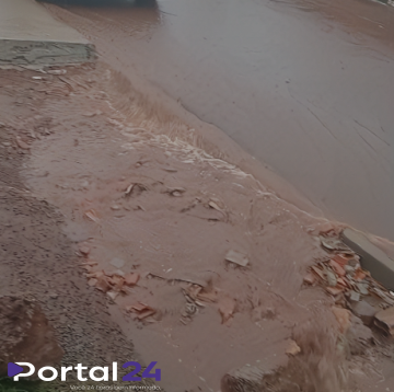 Rua de Santa Tereza do Oeste se transforma em 'cachoeira' durante forte chuva deste sábado