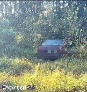 Veículo furtado é recuperado pela Polícia Militar em área de mata no bairro Floresta
