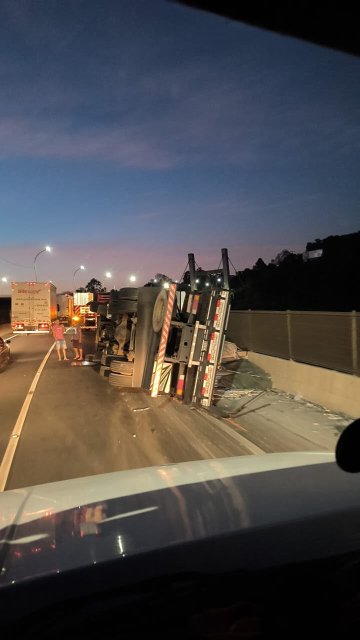 Vídeo mostra momento exato de tombamento na Régis Bittencourt sobre ponte da represa