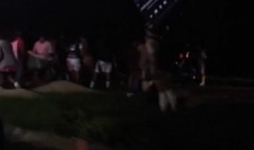 Vídeo mostra populares saqueando carga de grãos na BR-277