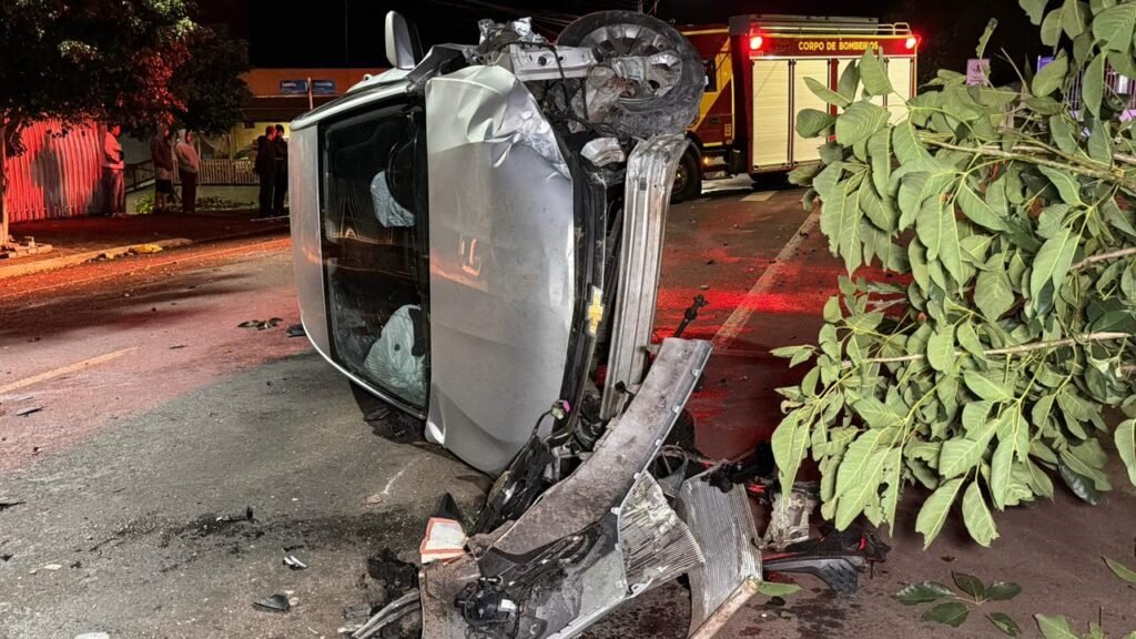 Motor é lançado para fora de veículo após forte acidente no bairro Santa Cruz