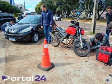 Acidente entre carro e moto deixa jovem ferido na Avenida Brasil