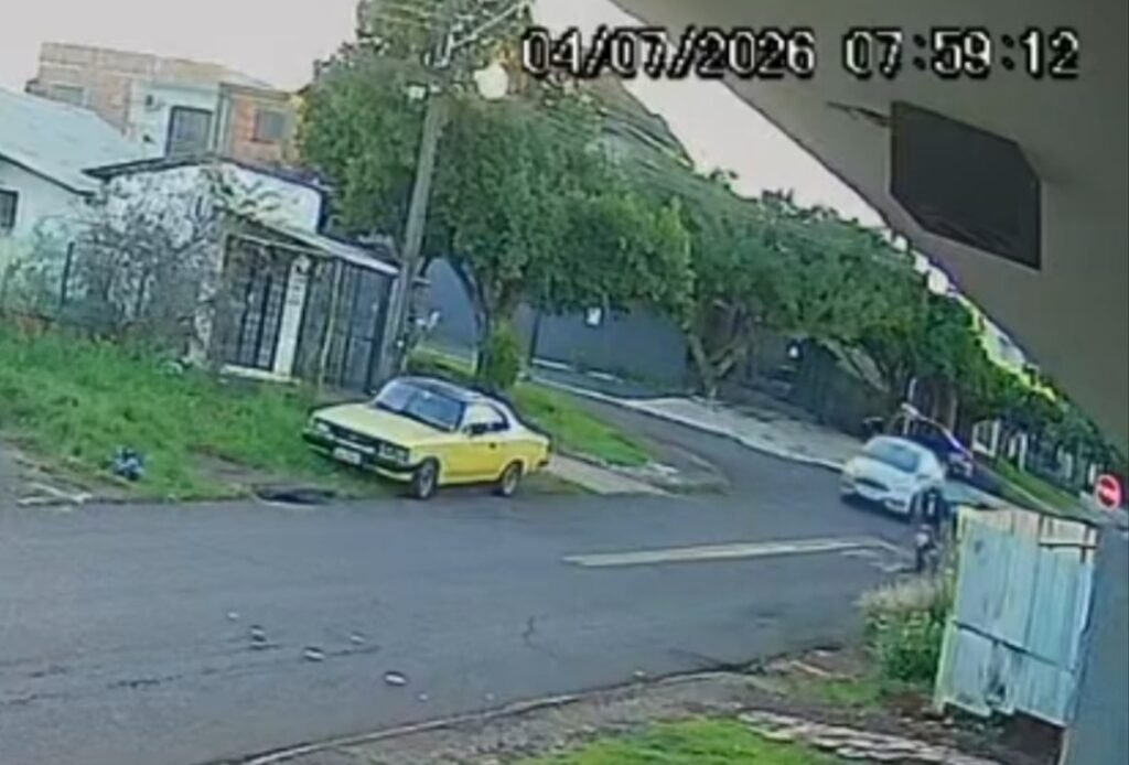 Câmera de segurança flagra colisão entre duas motocicletas no bairro Floresta