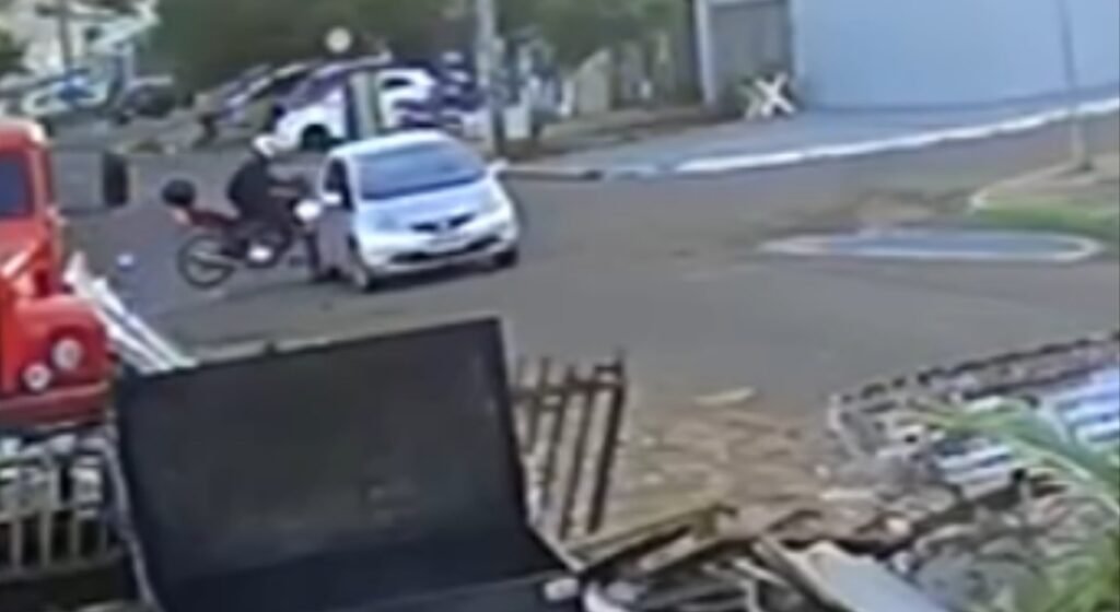 Câmera registra momento de acidente no Jardim Veneza em Cascavel