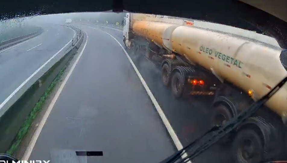 Câmera registra momentos antes de carreta tombar na BR-277 em Morretes
