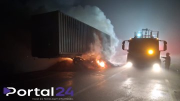 Caminhão carregado com amendoim é destruído por incêndio na BR-376 em Palmeira