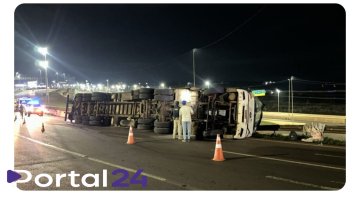 Caminhão carregado com frango congelado tomba ao acessar a BR-277 pelo Trevo Cataratas, em Cascavel