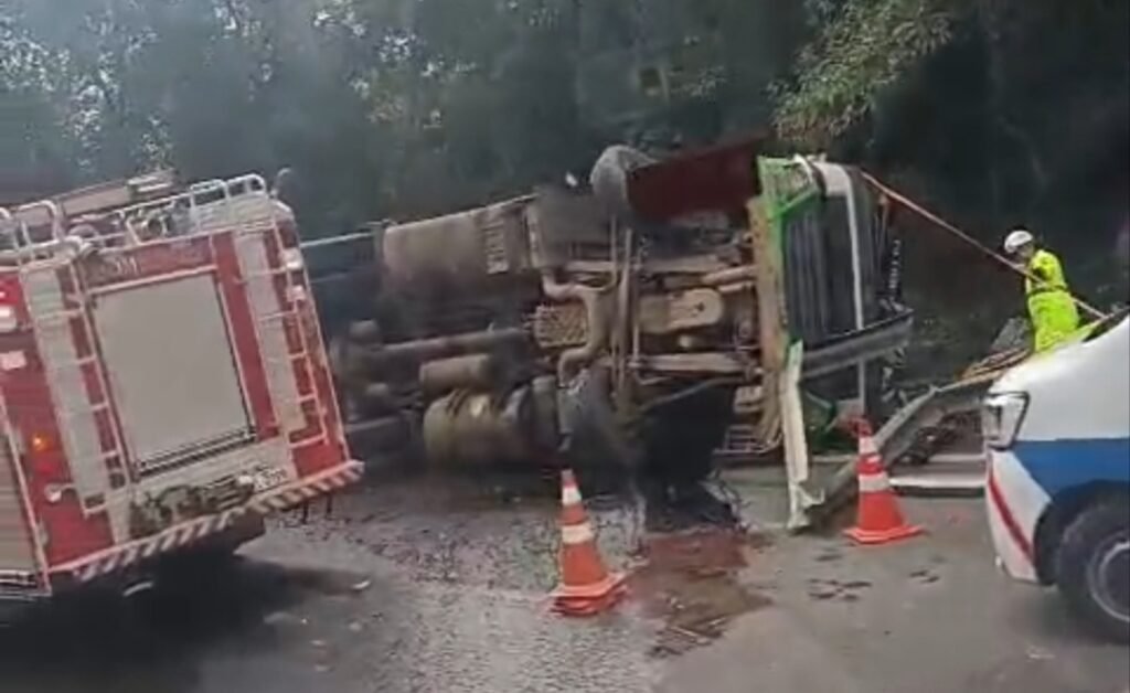Carreta frigorífica tomba na BR-277, em Nova Laranjeiras; motorista fica gravemente ferido