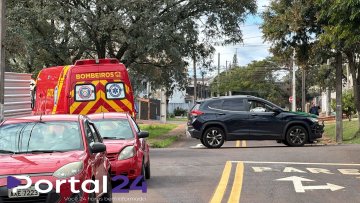 Colisão entre carros deixa motorista ferida em cruzamento de Cascavel