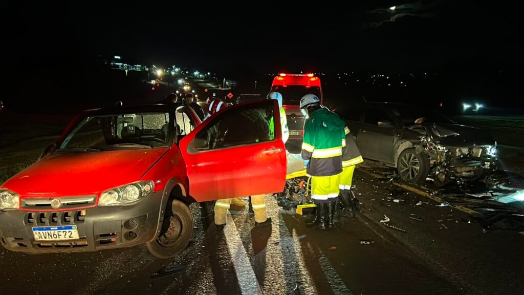 Colisão entre dois veículos deixa motoristas feridos na BR-277, em Cascavel