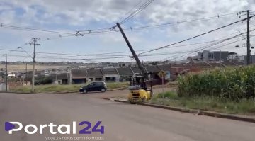 Empilhadeira atinge poste durante manobra e causa danos em Cascavel