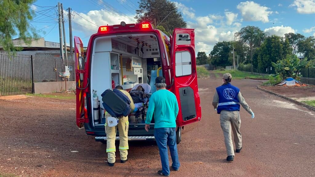 Idosa de 66 anos fica ferida após portão de ferro cair sobre seu pé em Cascavel