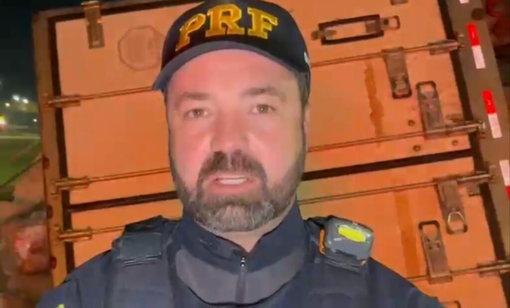 Inspetor da PRF detalha tombamento de caminhão no Trevo Cataratas e alerta para uso do cinto de segurança