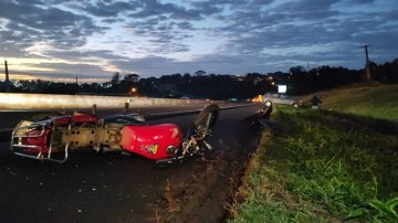 Motociclista atropela cachorro, abandona moto, que é atingida por Sandero na PRc-467
