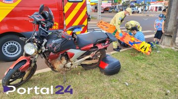 Motociclista perde controle em rotatória e colide contra poste em Cascavel