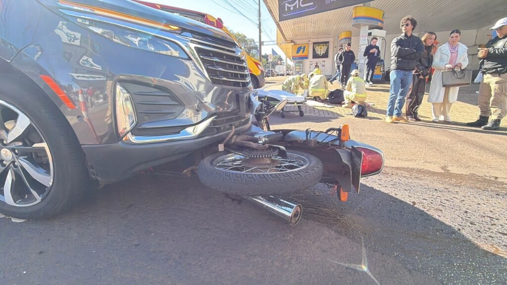 Motociclista sofre fratura grave após colisão com SUV em cruzamento de Cascavel