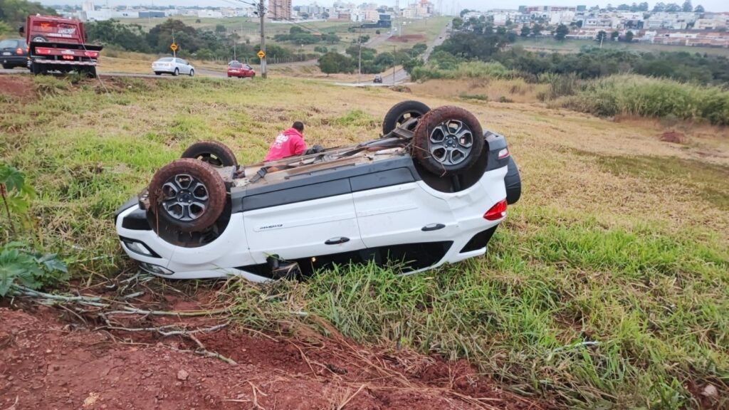 Motorista perde o controle da direção e capota veículo em barranco no Loteamento Fag, em Cascavel