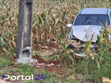 Mulher fica ferida após carro sair da pista e bater contra poste na PR-488, em Santa Helena
