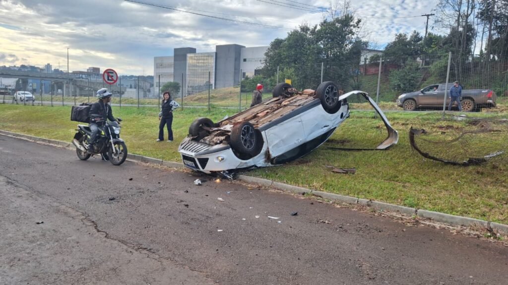 Saída de pista e tombamento de veículo em Pato Branco na entrada do bairro Vila Esperança em Pato Branco
