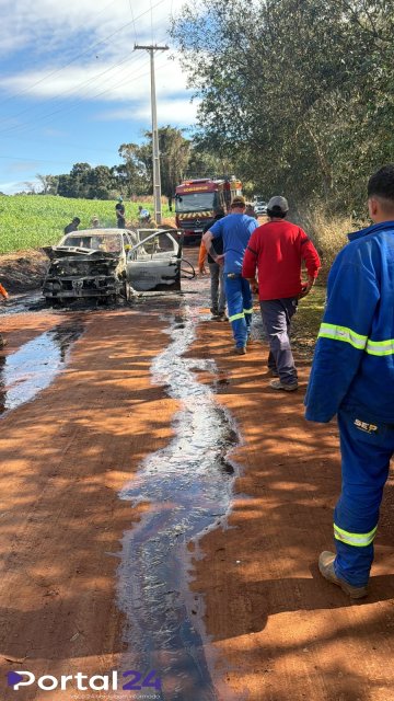 Veículo é destruído por incêndio na área rural de Cascavel