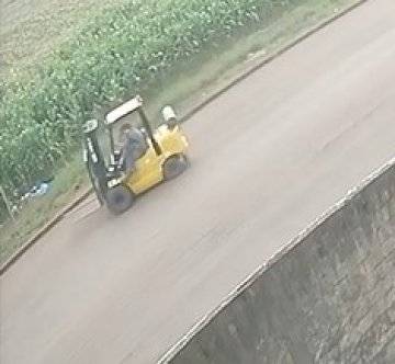 Vídeo mostra empilhadeira desgovernada em Cascavel