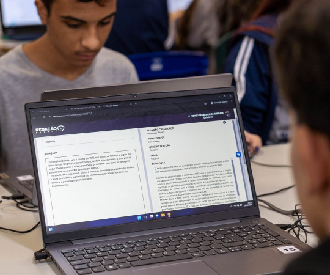 Com uso de IA, rede estadual intensifica preparação de alunos para o Enem com o Redação Paraná