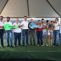 Governador entrega moradias e anuncia R$ 36,2 milhões para estradas rurais em Terra Rica