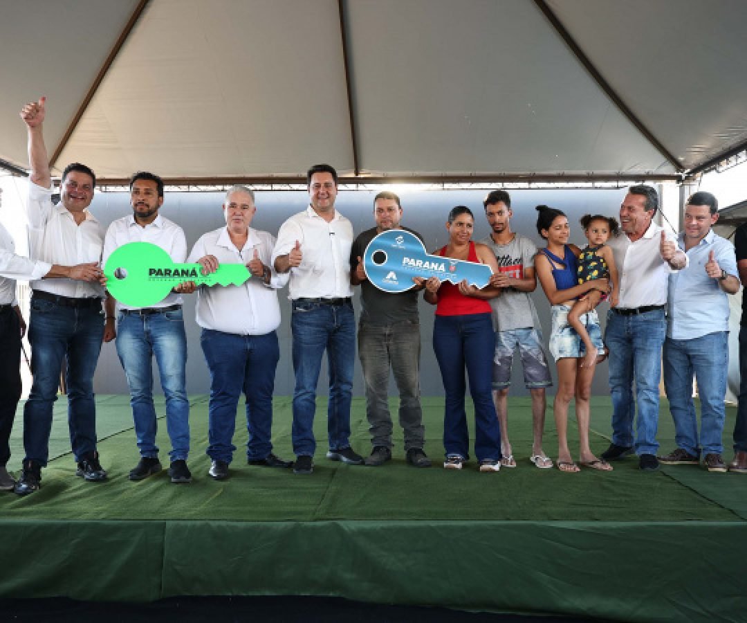 Governador entrega moradias e anuncia R$ 36,2 milhões para estradas rurais em Terra Rica