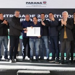 Governador entrega títulos de propriedade a 260 famílias dos Campos Gerais e da RMC