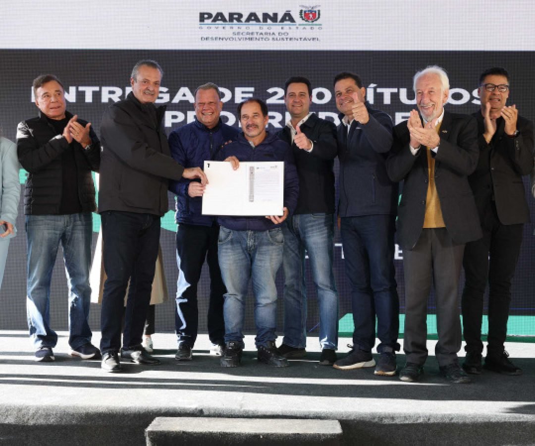 Governador entrega títulos de propriedade a 260 famílias dos Campos Gerais e da RMC