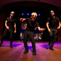 Grupo Embrulha Pra Viagem desembarca no Teatro Guaíra com humor afiado