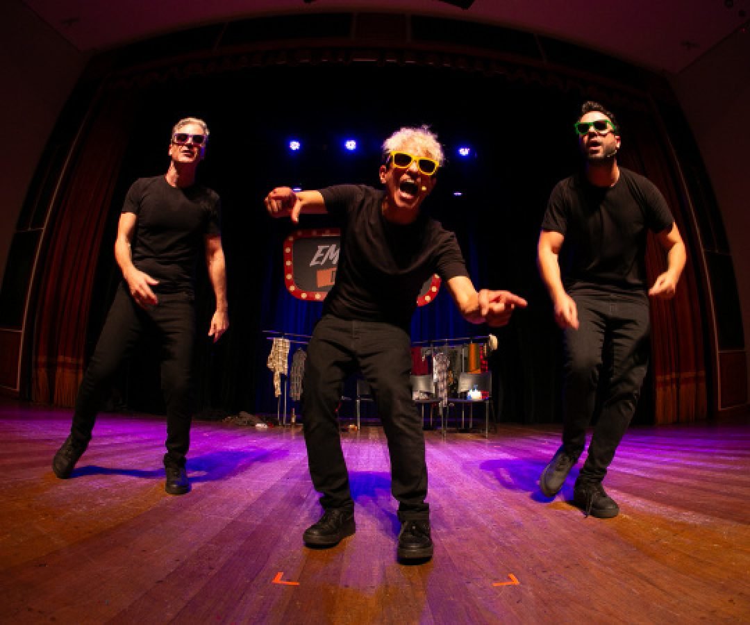 Grupo Embrulha Pra Viagem desembarca no Teatro Guaíra com humor afiado