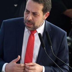 Cabeça do crime organizado não está no barraco da favela, diz Boulos