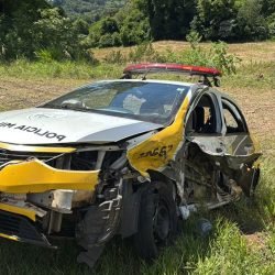 Condutor em fuga bate violentamente contra viatura da PM