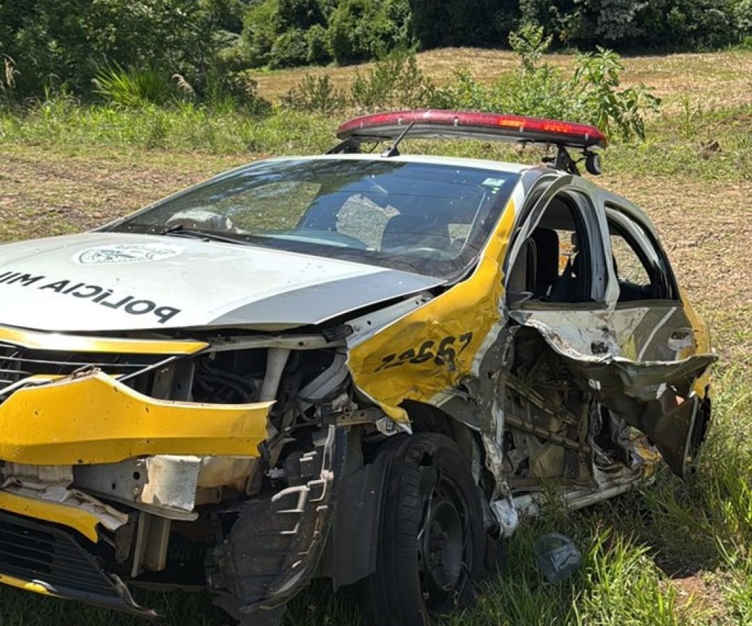 Condutor em fuga bate violentamente contra viatura da PM