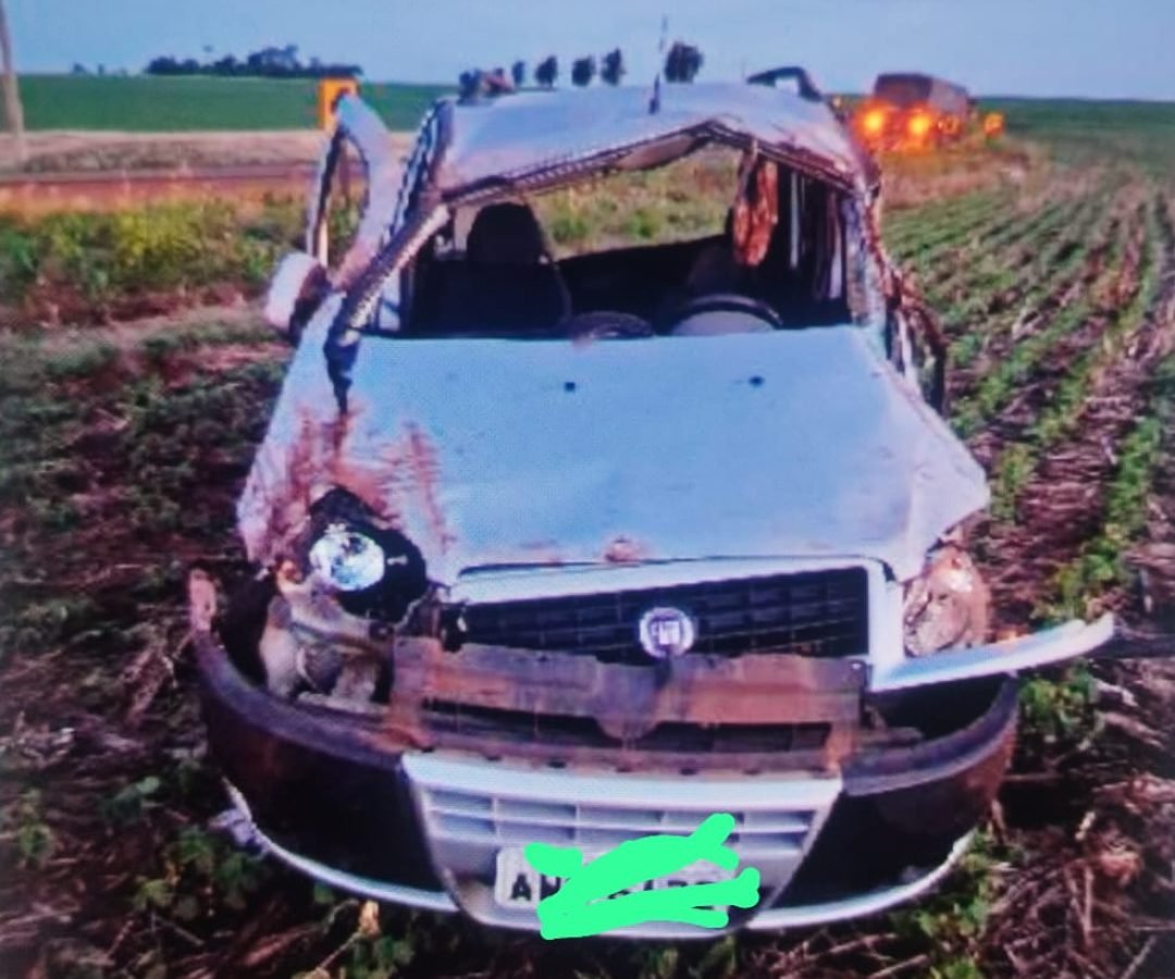 Mulher fica ferida em acidente entre caminhão e Doblô na PR-182, em Maripá