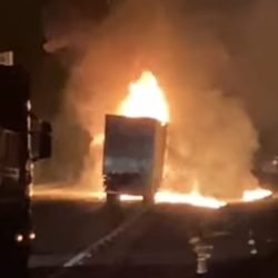 Incêndio interdita faixa e causa congestionamento de 6 km na BR-101 em Garuva