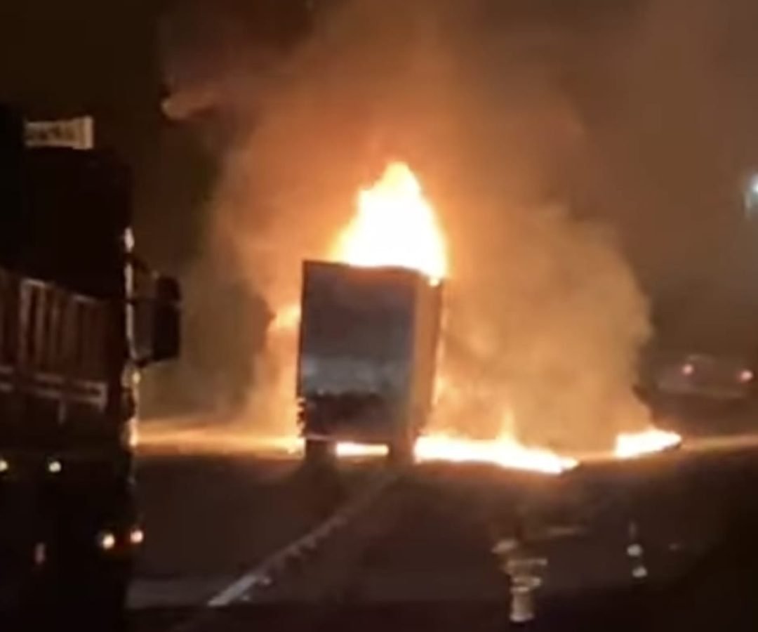 Incêndio interdita faixa e causa congestionamento de 6 km na BR-101 em Garuva