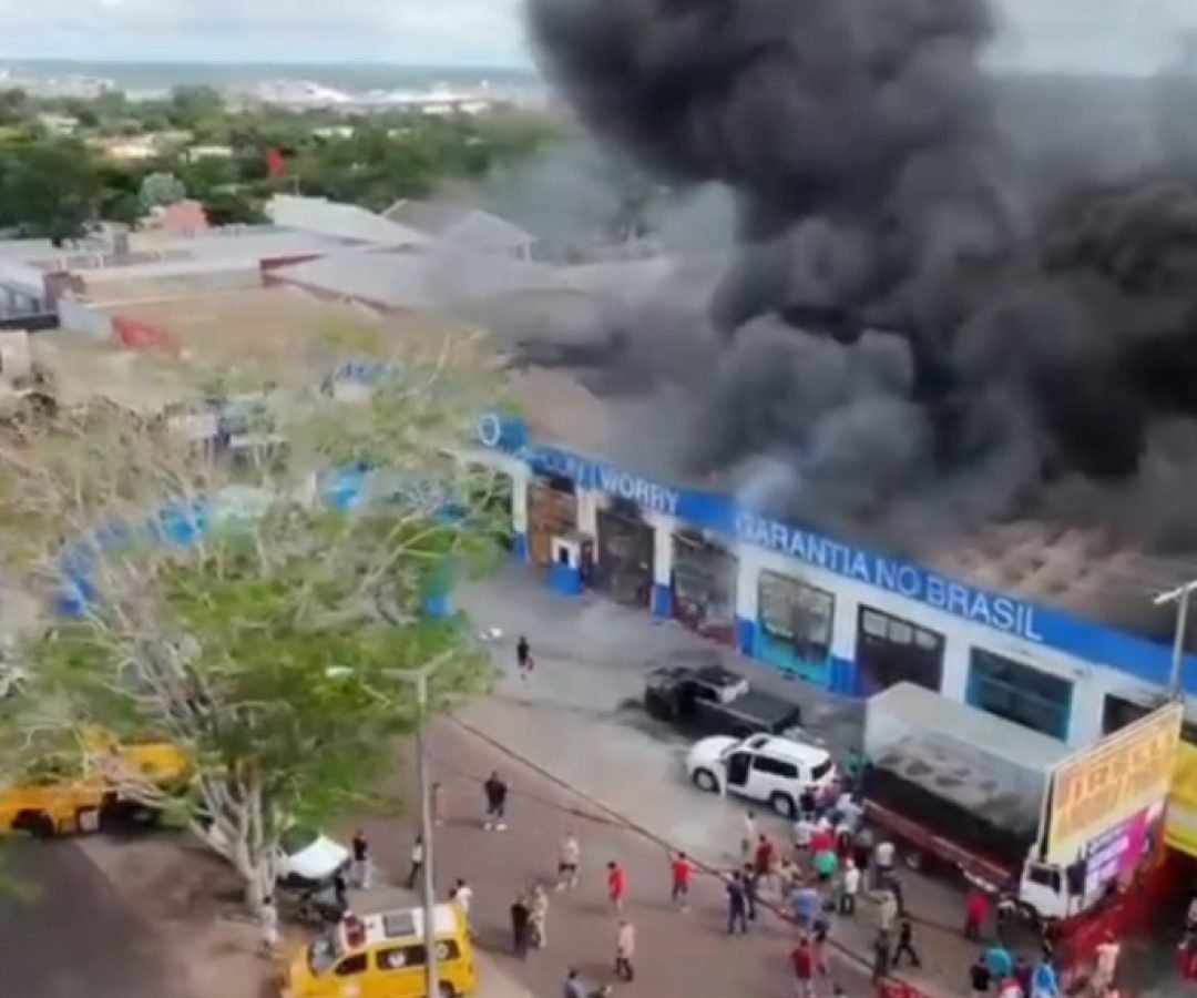 Incêndio de grandes proporções atinge loja no Salto del Guairá no Paraguai e destrói milhares de produtos